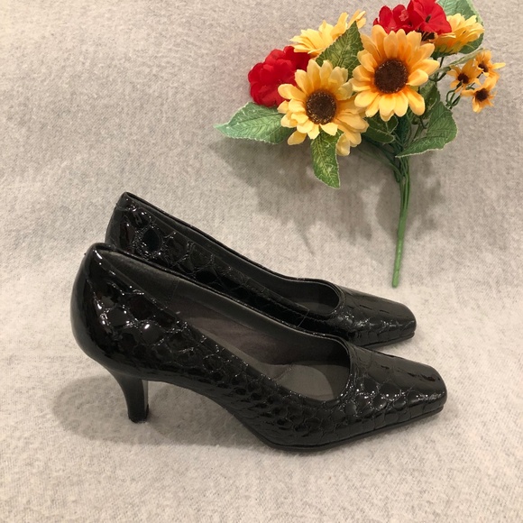 NWT - Aerosoles Black Patent Reptile Textured Heeled Pumps - Picture 1 of 14